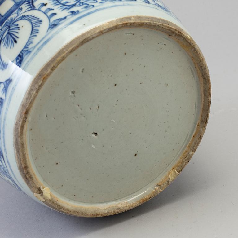 A blue and white porcelain jar, Qing dynasty, 19th century.