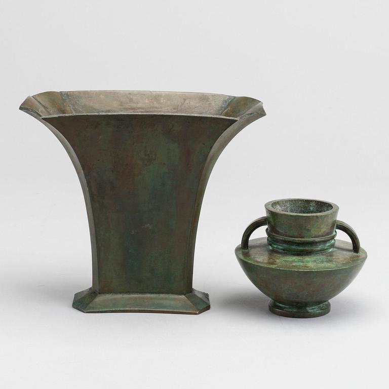 SUNE BÄCKSTRÖM, a  bronze vase and an bronze urn, both 1930s.