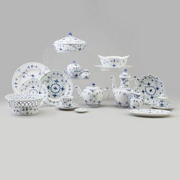 113 pieces of porcelain tableware from Royal Copenhagen, model "Musselmalet", 20th century.