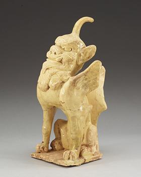 VÄKTARE, gulglaserat lergods. Tang dynastin (618-907).