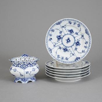 SERVISDELAR, 13 st. "Musselmalet", Royal Copenhagen. Modell "Helblond" och "Halvblond". 1800-talets mitt-1900-tal.