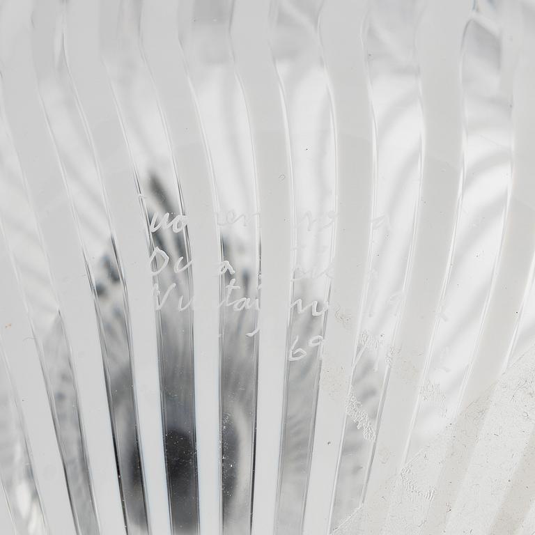 Oiva Toikka, a 'Scaup duck of Finland' glass bird, signed Suomen sotka Oiva Toikka Nuutajärvi 1992, numbered 697/1992.