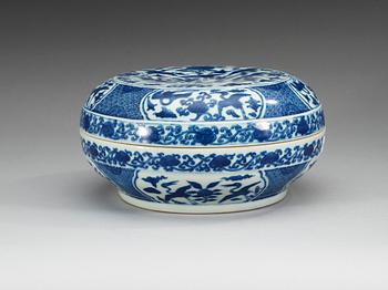 SKÅL med LOCK, porslin. Kina, Mingstil med Wanlis märke. Troligen sen Qingdynasti.