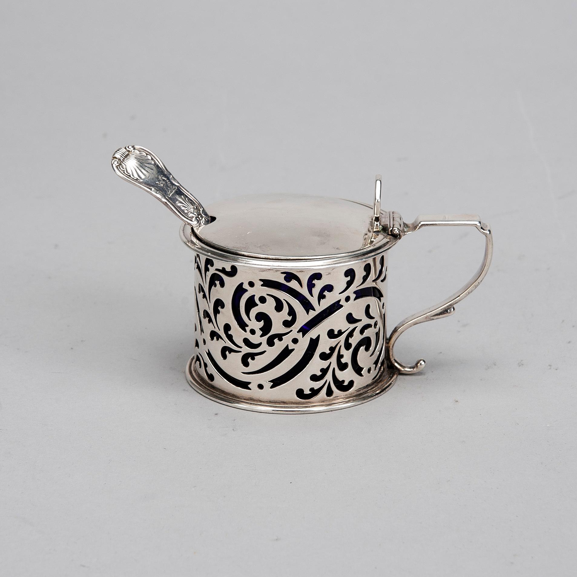 SENAPSKANNA, silver och glas, London 1836, och SKED, silver, otydliga stämplar. Silvervikt 148,6 g.