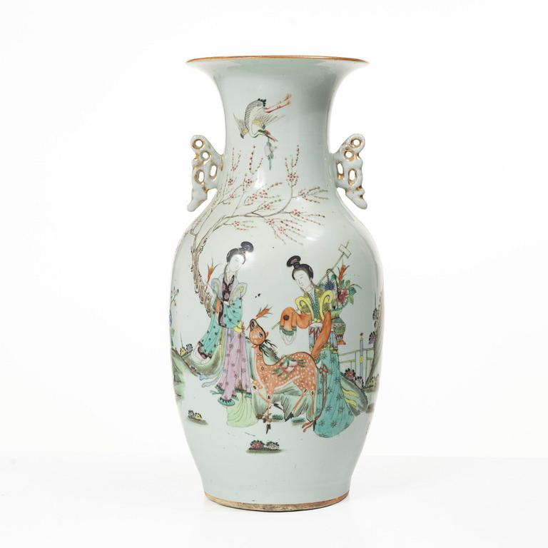 A porcelain vase, China, early 20th century.