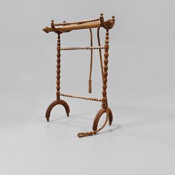 HANDUKSSTÄLL samt TRAPETS, 1900-talets första hälft.