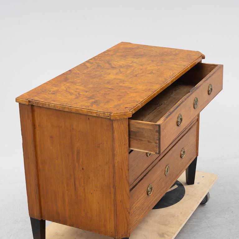 A Gustavian chest of drawers, around 1800.