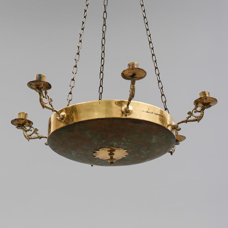 TAKAMPEL, empirestil, plåt och mässing, 1900-talets början. Höjd ca 72 cm.