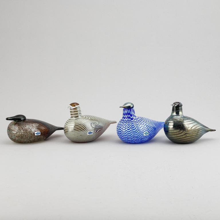 Oiva Toikka, a mixed lot of four glass sculpture birds, signed, Nuutajärvi, Finland.