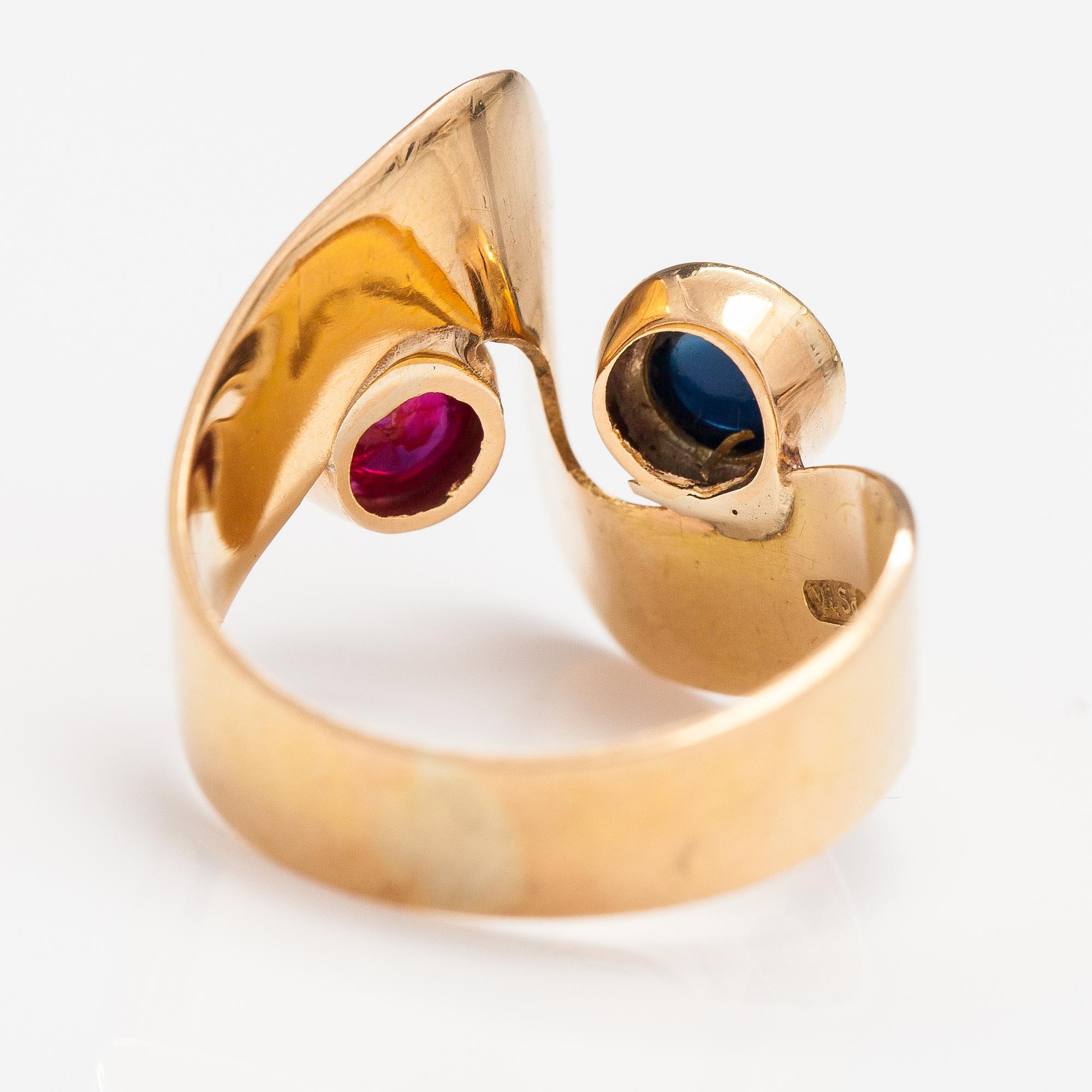 An 18K gold ring with a sapphire and a ruby. Helsinki 1958.