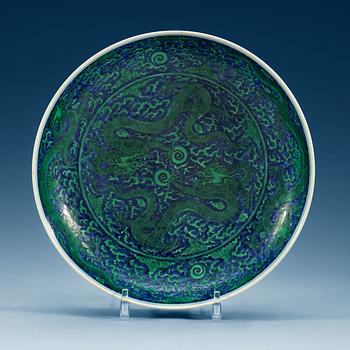 1652. A large green enamelled blue and white dragon dish, Qing dynasty with Kangxi's six character mark.