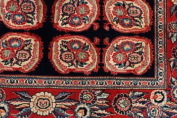 A carpet, Sarouk, ca 267 x 173 cm.