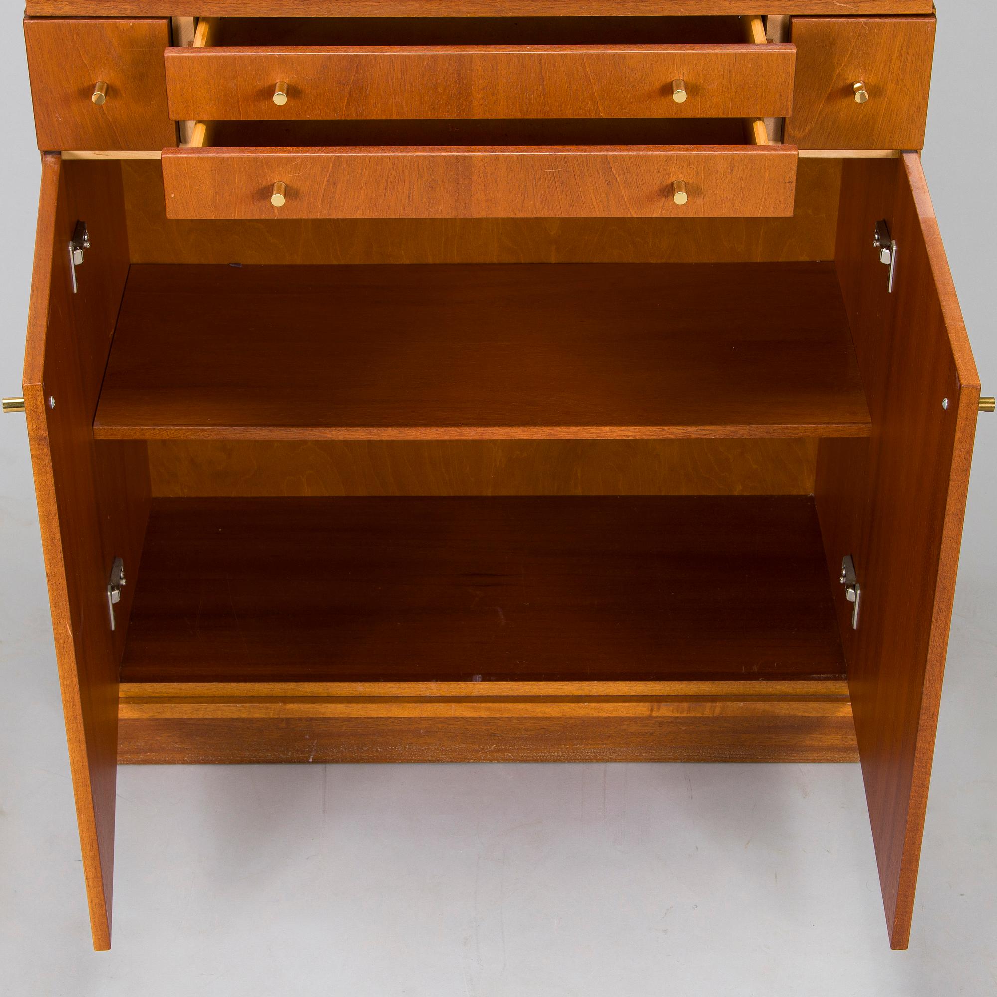 Johan Hellström, vitrinskåp, "Effect", Åfors Möbelfabrik, 1900-talets andra hälft.