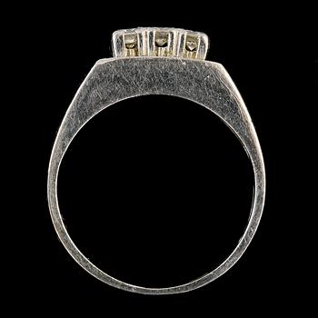 RING, 18k vitguld med 6 briljantslipade diamanter, tot 4.42 ct, Ceson, Göteborg, 1976. Vikt 7 g.