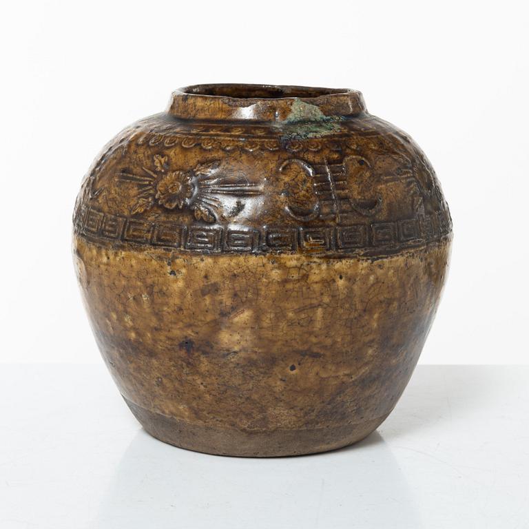A glazed jar, Southeast Asia, 17th century.