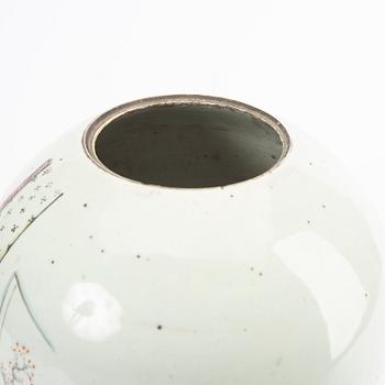 A Chinese porcelain jar with cover, 20th Century.