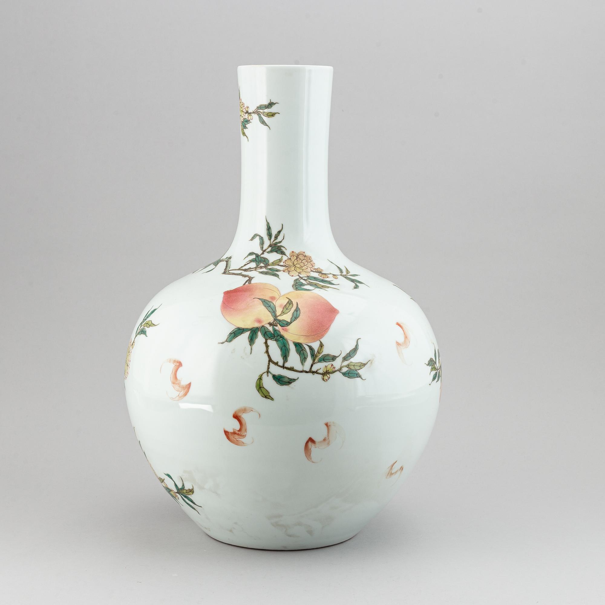 A large Chinese famille rose tianqiuping vase, modern.