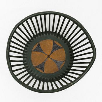 Pine basket, 19th century.