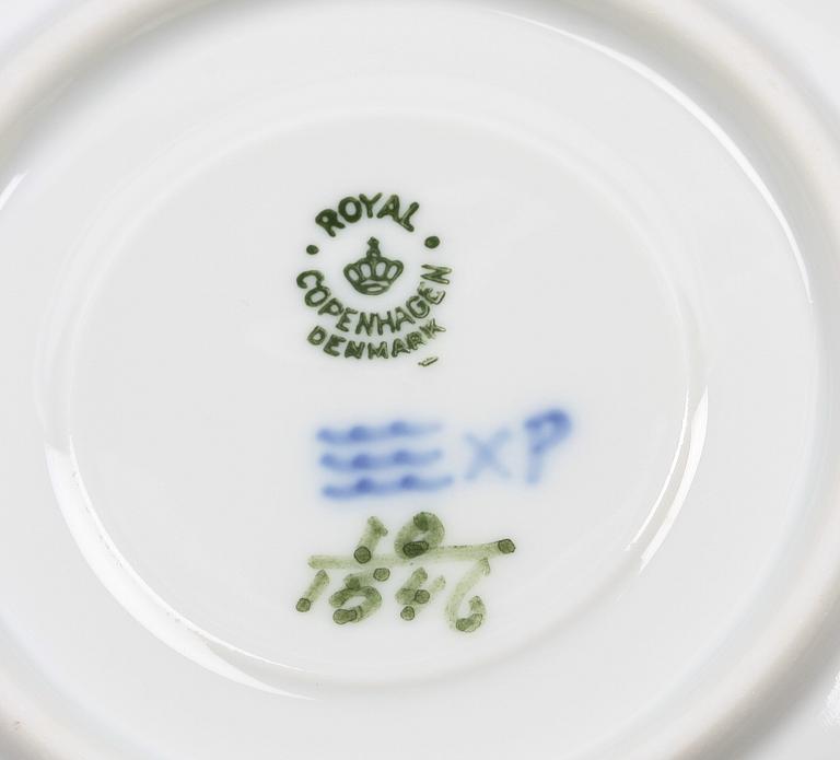 MAT- OCH KAFFESERVISDELAR, 41 delar, porslin, "Blå blomst", Royal Copenhagen.