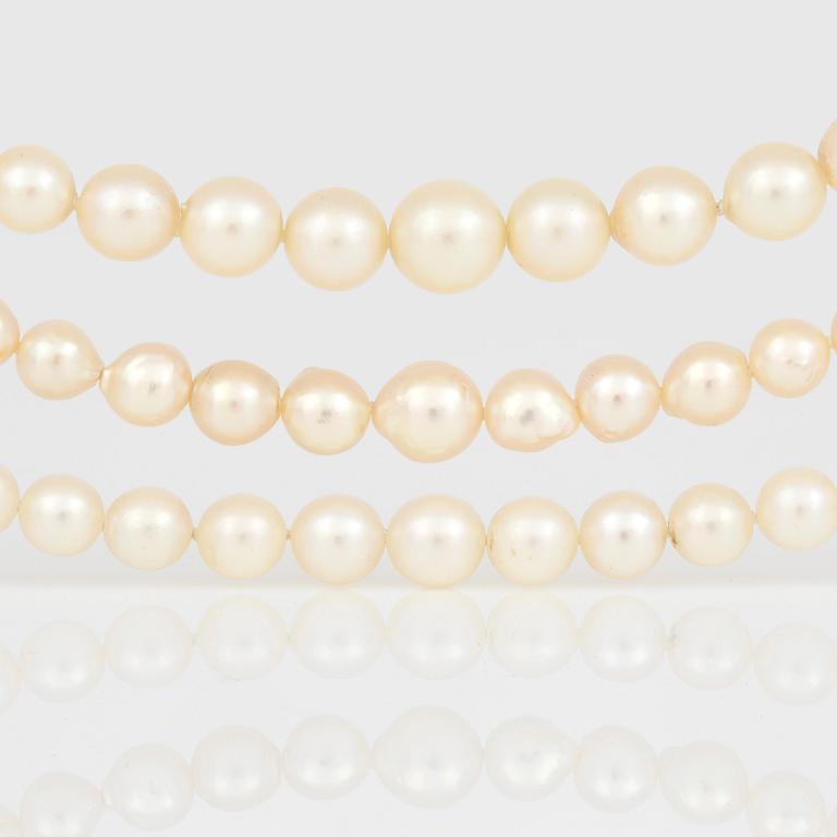 PÄRLCOLLIER, 3 st, med odlade saltvattenspärlor och silverlås.
