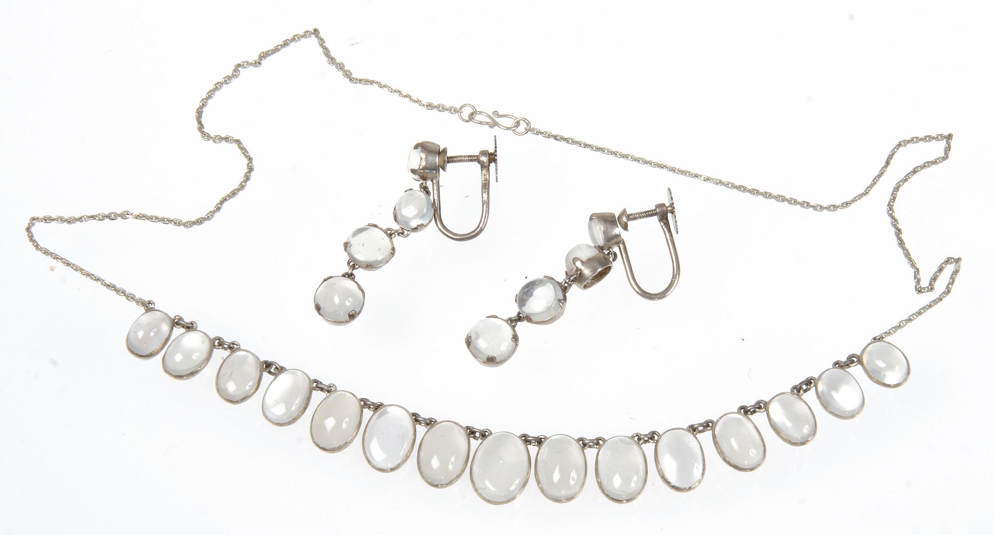 HALSBAND samt ÖRHÄNGEN, ett par, silver samt månstenar, 1900-tal.