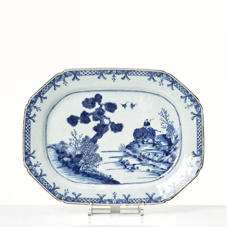 A pair of blue and white serving dishes, Qing dynasty, Qianlong (1736-95).