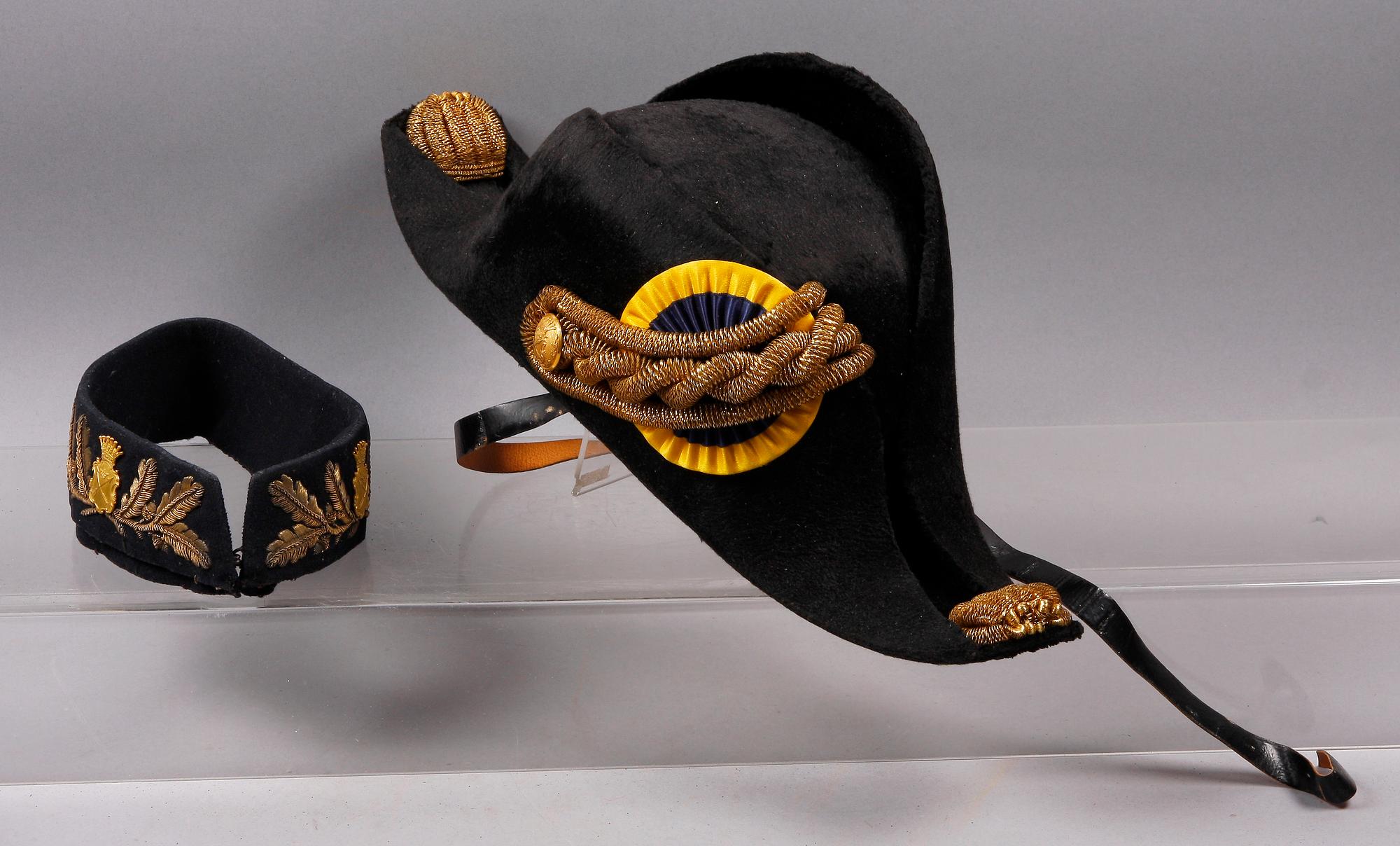 BICORNE MED ASK SAMT KRAGE, AF Bodecker, Stockholm, omkring 1900.