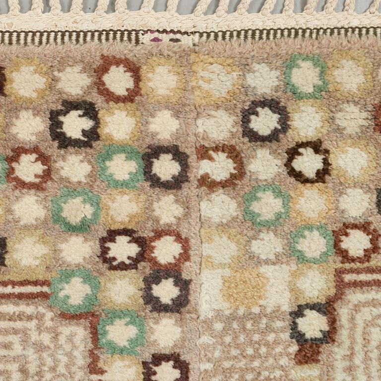 Barbro Nilsson, MATTO, "Krabban, grå", knotted pile, ca 496 x 277,5 cm (of which 45 cm are added on each side), signed AB MMF BN.