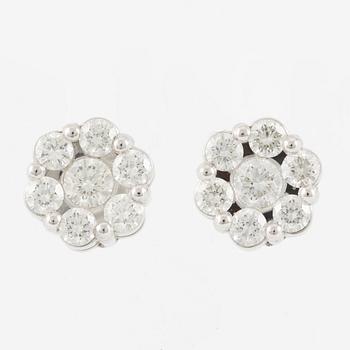 Ett par örhängen 18K guld med runda briljantslipade diamanter.