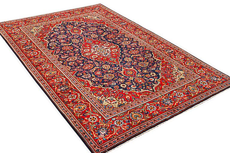 A Kashan carpet, c. 305 x 200 cm.