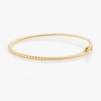 A Kiki McDonough bracelet in 18K gold with round brilliant-cut diamonds.