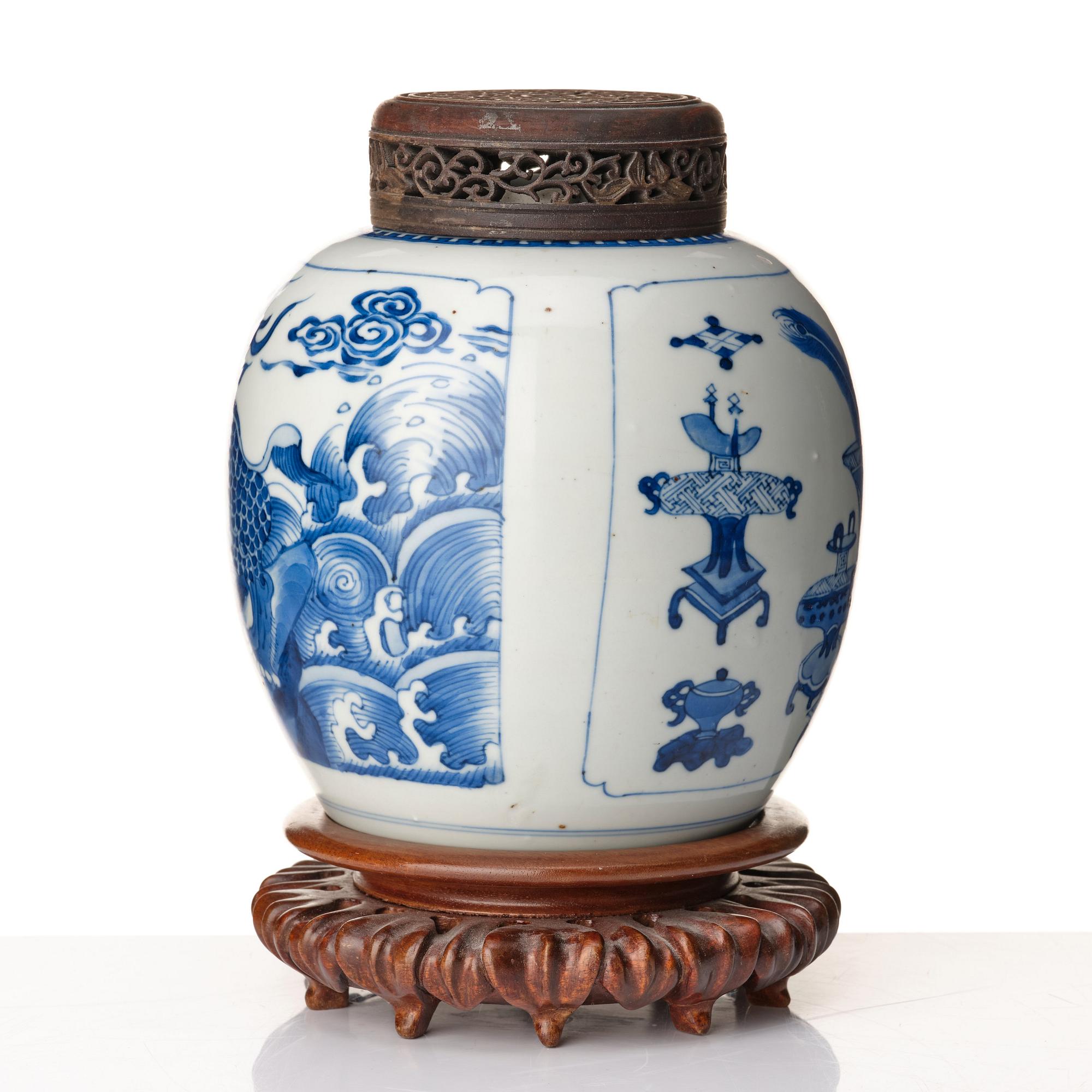 A blue and white jar, Qing dynasty, Kangxi (1662-1722).