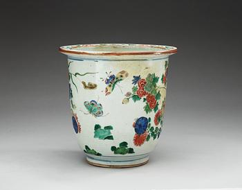 A large famille verte jardiniere, Qing dynasty, Kangxi (1662-1722).