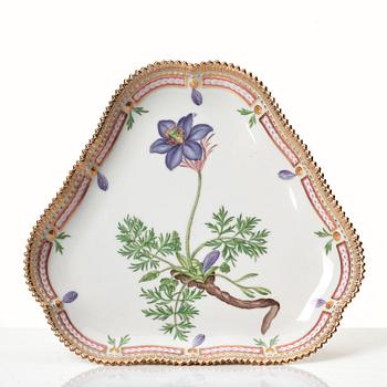 Tazza samt uppläggningsfat, porslin. Royal Copenhagen, "Flora Danica", Danmark, 1900-tal.