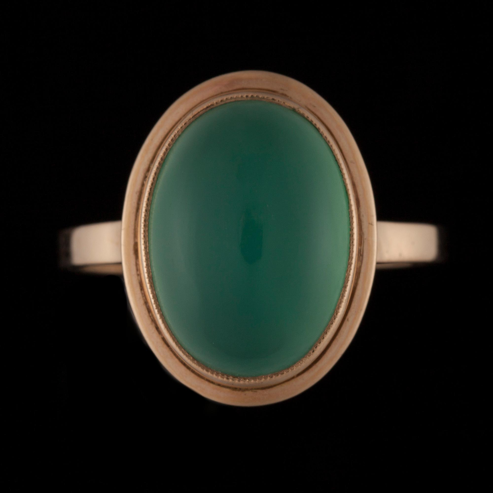 RING, 14K guld, cabochonslipad krysopras. 1954. Vikt ca 3,3 g.