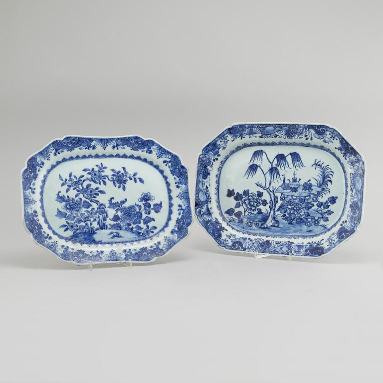 STEKFAT, 2 st, porslin, Kina, Qianlong (1736- 1795).