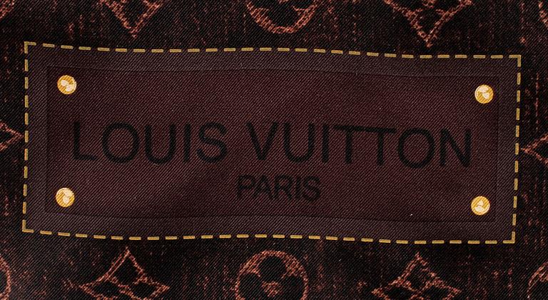 SCARF, Louis Vuitton.