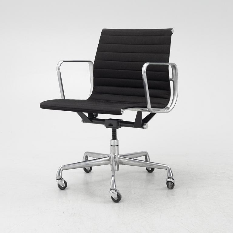 Charles & Ray Eames, skrivbordsstol, "EA 335", Herman Miller 1997.