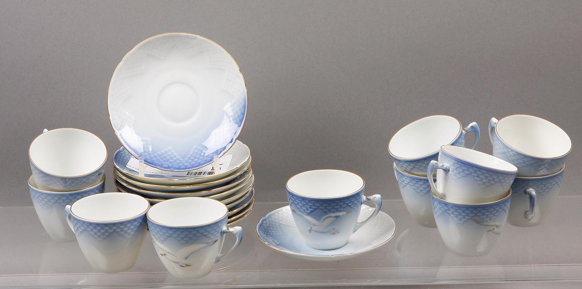 KAFFEKOPPAR MED FAT, 11 st, porslin, "Måsen", Bing & Gröndahl.