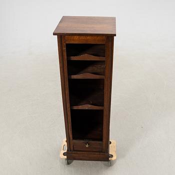 Jalusiskåp, 1900-talets första hälft.