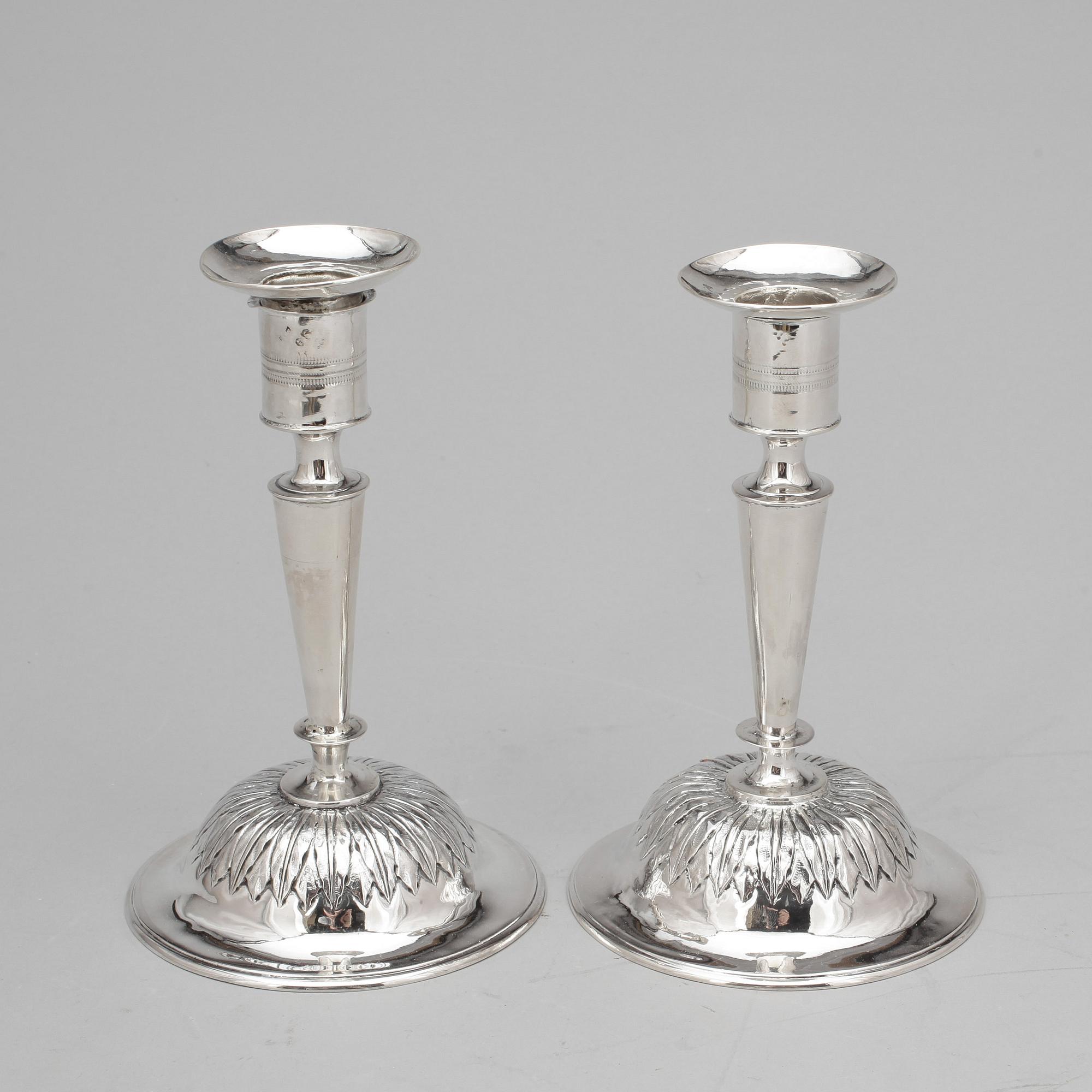 LJUSSTAKAR, ett par, silver, empire, otydliga mästarstämplar, 1818. Vikt 213g.