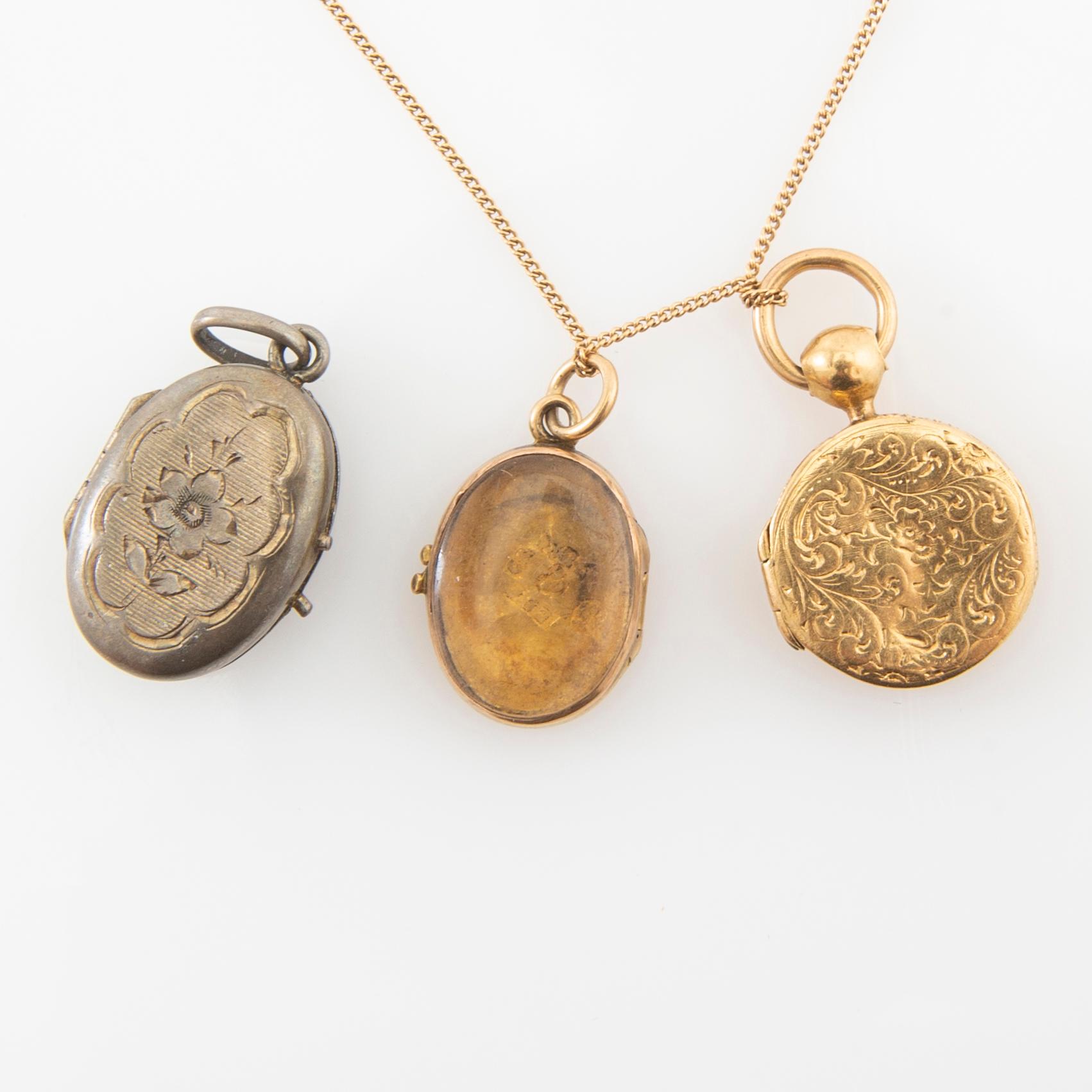 Halsband med berlocker 18K guld och silver 1800-tal, bland annat av Edvard Emanuel Petterson Stockholm 1857.