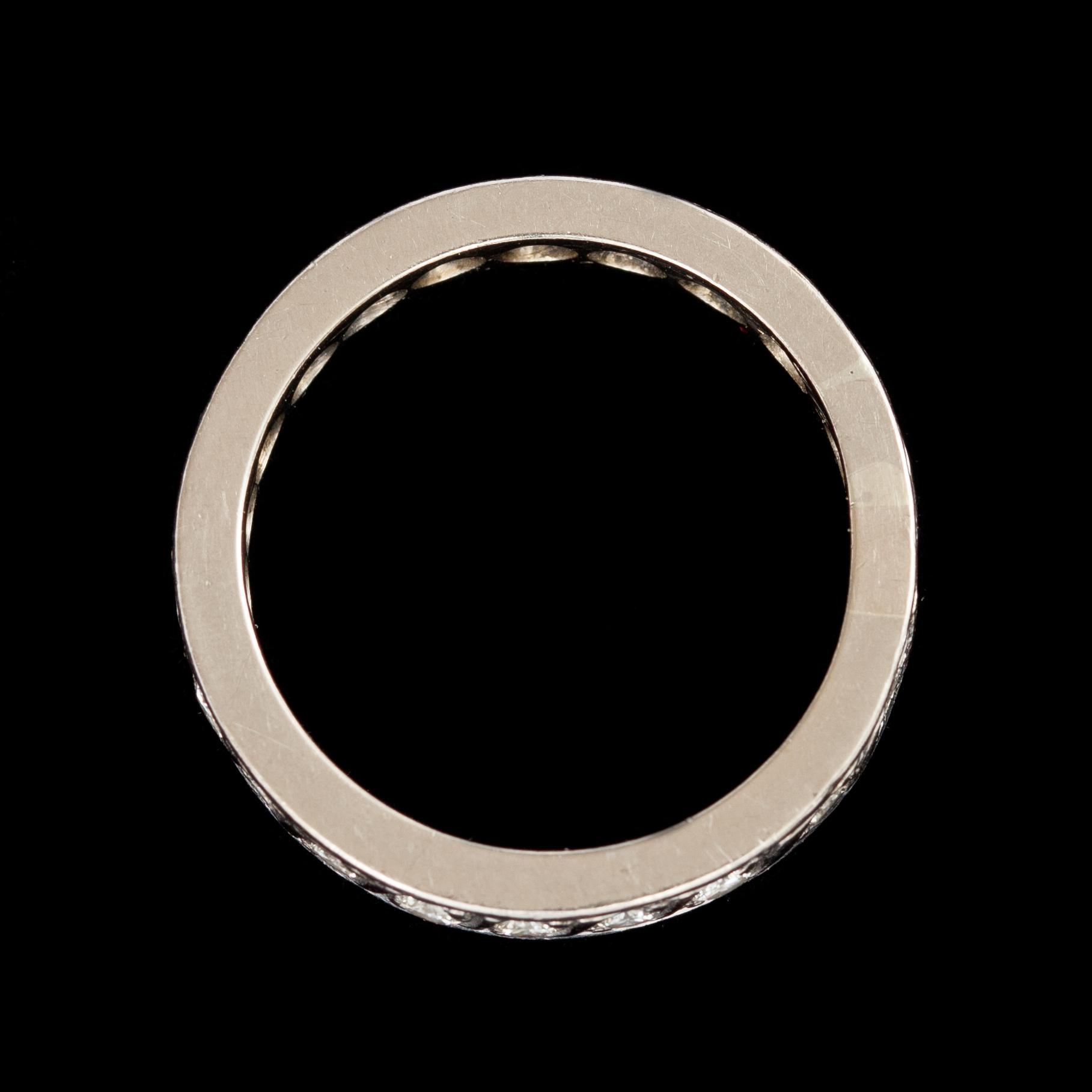 RING, 18k vitguld med briljantslipade diamanter, tot ca 0,40 ct. Malmö 1965. Vikt 4,6 g.