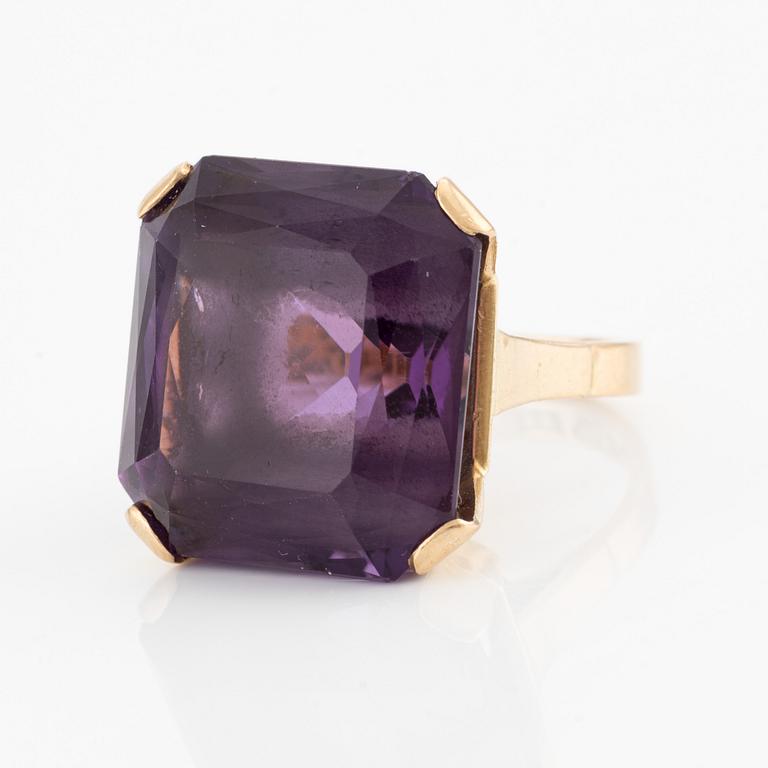 Ring, cocktail ring, 18K gold with amethyst.