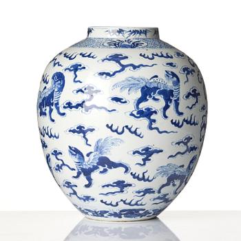 A blue and white 'buddhist' lion jar, Qing dynasty, 19th century.