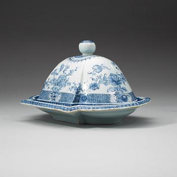 A blue and white dish with cover, Qing dynasty, Yongzheng (1723-35).