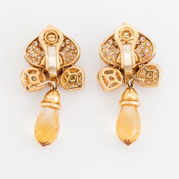 A pair of 18K gold earrings with briolette- and faceted-cut citrine and peridot.