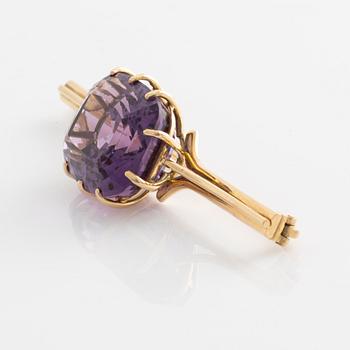 Earrings, a pair, and brooch in gold with amethysts.