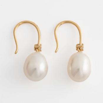 Earrings in gold with cultured freshwater pearls and brilliant-cut diamonds.