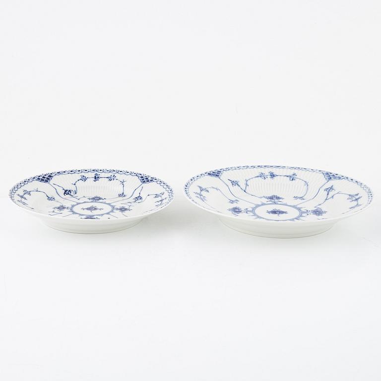 Dinner service, 34 pieces, porcelain, "Musselmalet Halvblonde", Royal Copenhagen, Denmark.